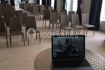 Miniature Location salle Cormeilles-en-Vexin (Val-d'Oise) - Domaine des Cormellas #5 Véhicule tout-terrain rouge stationné sur des marches en pierre devant un bâtiment avec de grandes fenêtres.