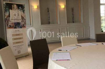 Miniature Location salle Cormeilles-en-Vexin (Val-d'Oise) - Domaine des Cormellas #14 Véhicule tout-terrain rouge stationné sur des marches en pierre devant un bâtiment avec de grandes fenêtres.