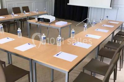 Miniature Location salle Cormeilles-en-Vexin (Val-d'Oise) - Domaine des Cormellas #7 Véhicule tout-terrain rouge stationné sur des marches en pierre devant un bâtiment avec de grandes fenêtres.