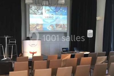 Miniature Location salle Cormeilles-en-Vexin (Val-d'Oise) - Domaine des Cormellas #9 Véhicule tout-terrain rouge stationné sur des marches en pierre devant un bâtiment avec de grandes fenêtres.