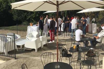 Miniature Location salle Cormeilles-en-Vexin (Val-d'Oise) - Domaine des Cormellas #19 Véhicule tout-terrain rouge stationné sur des marches en pierre devant un bâtiment avec de grandes fenêtres.