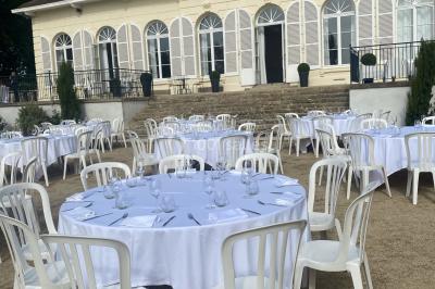Miniature Location salle Cormeilles-en-Vexin (Val-d'Oise) - Domaine des Cormellas #2 Véhicule tout-terrain rouge stationné sur des marches en pierre devant un bâtiment avec de grandes fenêtres.