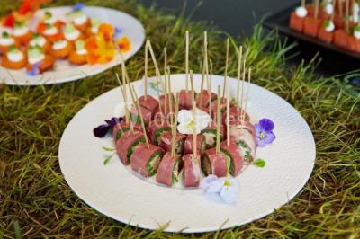 Salle de restaurant lumineuse avec des tables en bois, chaises bleues et grandes fenêtres laissant entrer la lumière…