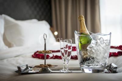 Salle de restaurant lumineuse avec des tables en bois, chaises bleues et grandes fenêtres laissant entrer la lumière…