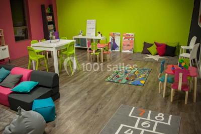 Miniature Location salle Villeparisis (Seine-et-Marne) - Espace Eden #38 Salle de jeux lumineuse avec une cabane en tissu, un tapis de chiffres, une cuisine pour enfants et des tables colorées.