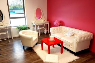 Miniature Location salle Villeparisis (Seine-et-Marne) - Espace Eden #43 Salle de jeux lumineuse avec une cabane en tissu, un tapis de chiffres, une cuisine pour enfants et des tables colorées.