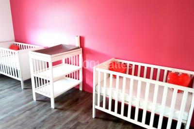 Miniature Location salle Villeparisis (Seine-et-Marne) - Espace Eden #40 Salle de jeux lumineuse avec une cabane en tissu, un tapis de chiffres, une cuisine pour enfants et des tables colorées.