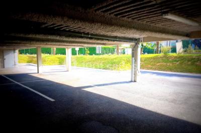 Miniature Location salle Villeparisis (Seine-et-Marne) - Espace Eden #35 Salle de jeux lumineuse avec une cabane en tissu, un tapis de chiffres, une cuisine pour enfants et des tables colorées.