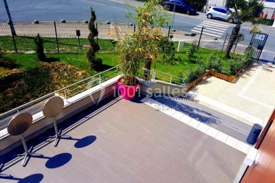 Miniature Location salle Villeparisis (Seine-et-Marne) - Espace Eden #33 Salle de jeux lumineuse avec une cabane en tissu, un tapis de chiffres, une cuisine pour enfants et des tables colorées.