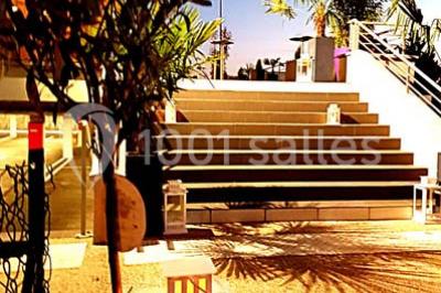 Miniature Location salle Villeparisis (Seine-et-Marne) - Espace Eden #36 Salle de jeux lumineuse avec une cabane en tissu, un tapis de chiffres, une cuisine pour enfants et des tables colorées.