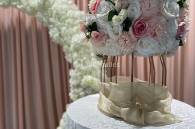 Miniature Location salle Villeparisis (Seine-et-Marne) - Espace Eden #19 Salle de jeux lumineuse avec une cabane en tissu, un tapis de chiffres, une cuisine pour enfants et des tables colorées.