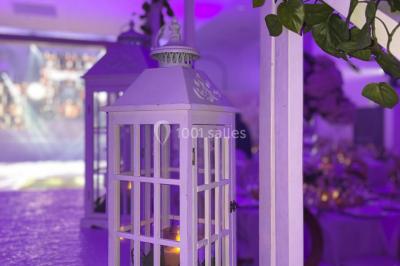 Miniature Location salle Villeparisis (Seine-et-Marne) - Espace Eden #29 Salle de jeux lumineuse avec une cabane en tissu, un tapis de chiffres, une cuisine pour enfants et des tables colorées.