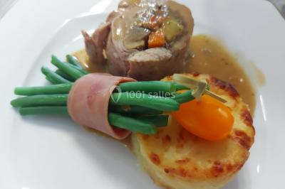 Miniature Location salle Villeparisis (Seine-et-Marne) - Espace Eden #32 Salle de jeux lumineuse avec une cabane en tissu, un tapis de chiffres, une cuisine pour enfants et des tables colorées.