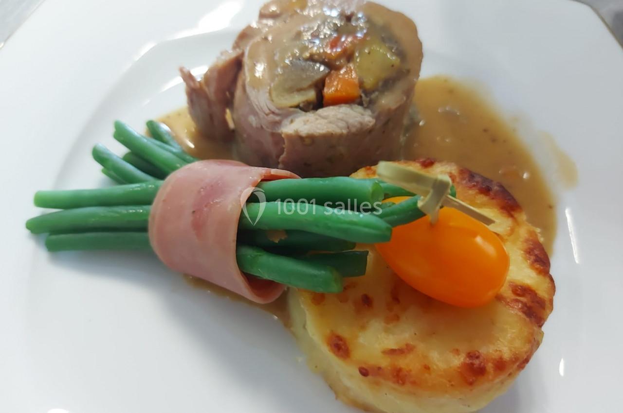 Rôti farci avec légumes, haricots verts enroulés de jambon, gratin de pommes de terre et tomate cerise.