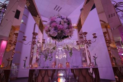 Miniature Location salle Villeparisis (Seine-et-Marne) - Espace Eden #9 Salle de jeux lumineuse avec une cabane en tissu, un tapis de chiffres, une cuisine pour enfants et des tables colorées.