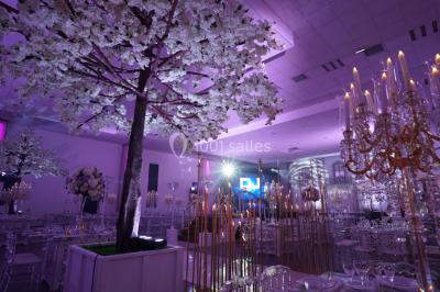 Miniature Location salle Villeparisis (Seine-et-Marne) - Espace Eden #5 Salle de jeux lumineuse avec une cabane en tissu, un tapis de chiffres, une cuisine pour enfants et des tables colorées.