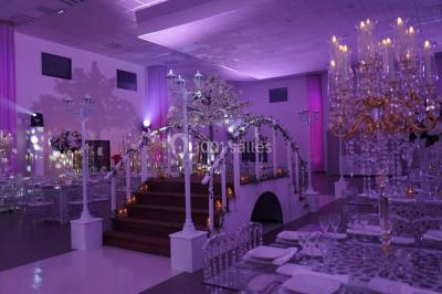 Miniature Location salle Villeparisis (Seine-et-Marne) - Espace Eden #7 Salle de jeux lumineuse avec une cabane en tissu, un tapis de chiffres, une cuisine pour enfants et des tables colorées.