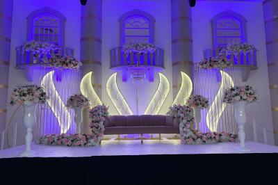 Miniature Location salle Villeparisis (Seine-et-Marne) - Espace Eden #14 Salle de jeux lumineuse avec une cabane en tissu, un tapis de chiffres, une cuisine pour enfants et des tables colorées.