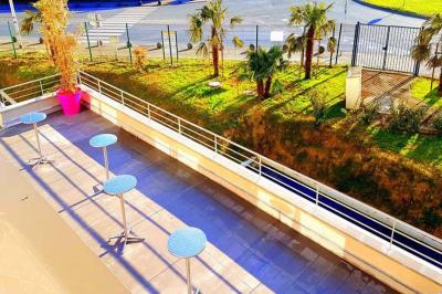 Miniature Location salle Villeparisis (Seine-et-Marne) - Espace Eden #37 Salle de jeux lumineuse avec une cabane en tissu, un tapis de chiffres, une cuisine pour enfants et des tables colorées.