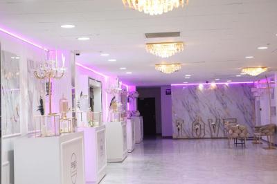 Miniature Location salle Villeparisis (Seine-et-Marne) - Espace Eden #13 Salle de jeux lumineuse avec une cabane en tissu, un tapis de chiffres, une cuisine pour enfants et des tables colorées.