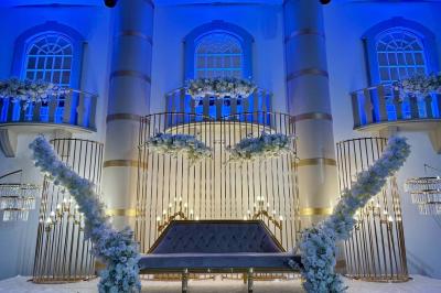 Miniature Location salle Villeparisis (Seine-et-Marne) - Espace Eden #3 Salle de jeux lumineuse avec une cabane en tissu, un tapis de chiffres, une cuisine pour enfants et des tables colorées.