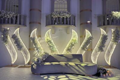 Miniature Location salle Villeparisis (Seine-et-Marne) - Espace Eden #17 Salle de jeux lumineuse avec une cabane en tissu, un tapis de chiffres, une cuisine pour enfants et des tables colorées.