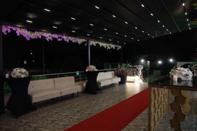 Miniature Location salle Villeparisis (Seine-et-Marne) - Espace Eden #22 Salle de jeux lumineuse avec une cabane en tissu, un tapis de chiffres, une cuisine pour enfants et des tables colorées.