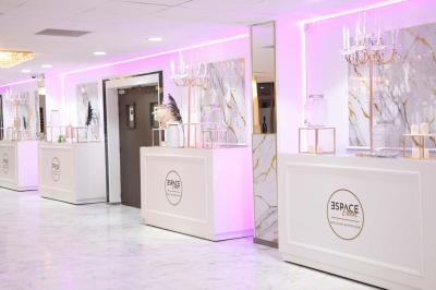 Miniature Location salle Villeparisis (Seine-et-Marne) - Espace Eden #21 Salle de jeux lumineuse avec une cabane en tissu, un tapis de chiffres, une cuisine pour enfants et des tables colorées.