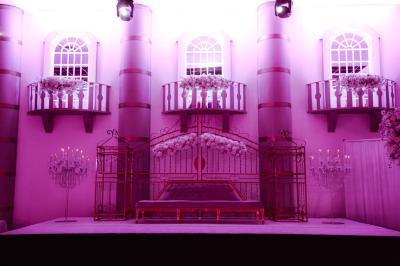 Miniature Location salle Villeparisis (Seine-et-Marne) - Espace Eden #24 Salle de jeux lumineuse avec une cabane en tissu, un tapis de chiffres, une cuisine pour enfants et des tables colorées.