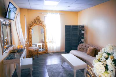 Miniature Location salle Villeparisis (Seine-et-Marne) - Espace Eden #41 Salle de jeux lumineuse avec une cabane en tissu, un tapis de chiffres, une cuisine pour enfants et des tables colorées.