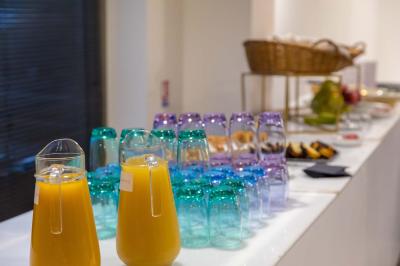 Miniature Location salle Villeparisis (Seine-et-Marne) - Espace Eden #30 Salle de jeux lumineuse avec une cabane en tissu, un tapis de chiffres, une cuisine pour enfants et des tables colorées.