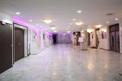 Miniature Location salle Villeparisis (Seine-et-Marne) - Espace Eden #23 Salle de jeux lumineuse avec une cabane en tissu, un tapis de chiffres, une cuisine pour enfants et des tables colorées.