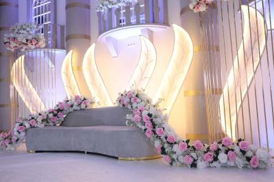 Miniature Location salle Villeparisis (Seine-et-Marne) - Espace Eden #15 Salle de jeux lumineuse avec une cabane en tissu, un tapis de chiffres, une cuisine pour enfants et des tables colorées.