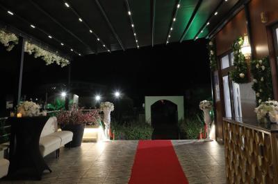 Miniature Location salle Villeparisis (Seine-et-Marne) - Espace Eden #26 Salle de jeux lumineuse avec une cabane en tissu, un tapis de chiffres, une cuisine pour enfants et des tables colorées.