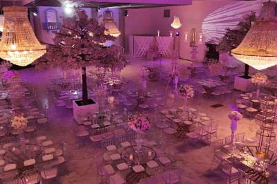 Miniature Location salle Villeparisis (Seine-et-Marne) - Espace Eden #10 Salle de jeux lumineuse avec une cabane en tissu, un tapis de chiffres, une cuisine pour enfants et des tables colorées.