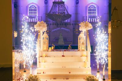 Miniature Location salle Villeparisis (Seine-et-Marne) - Espace Eden #28 Salle de jeux lumineuse avec une cabane en tissu, un tapis de chiffres, une cuisine pour enfants et des tables colorées.