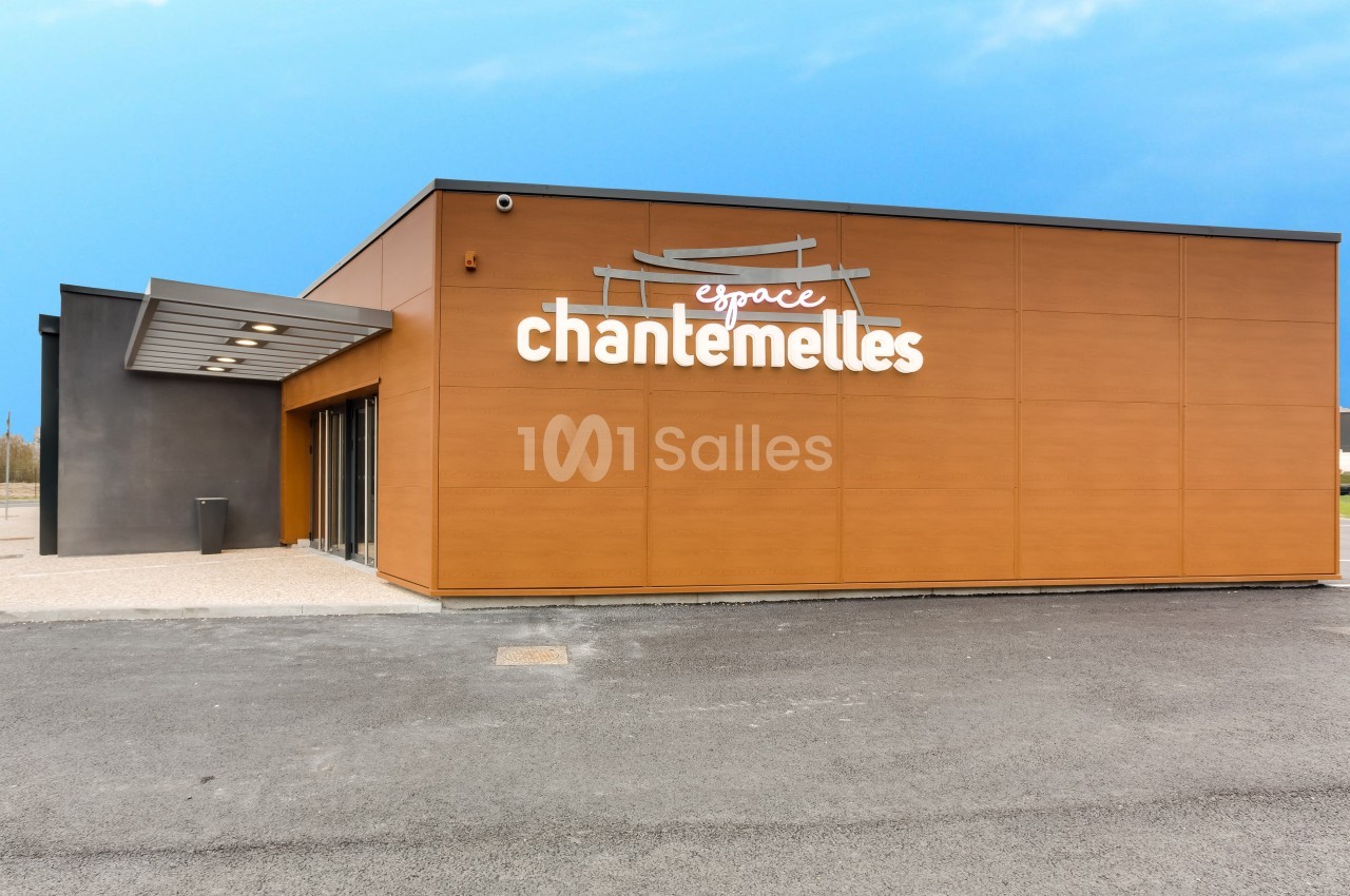 Façade d'un bâtiment moderne en bois avec l'inscription ’Espace Chantemelles’ sur le mur principal.