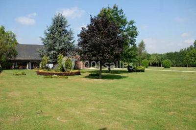 Miniature Location salle Pont-à-Celles (Hainaut) - La Ferme de la Pitance #2 Salle de réception avec tables dressées, nappes beiges, chandeliers et poutres apparentes sous un toit vitré.