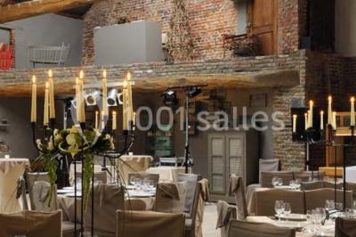 Miniature Location salle Pont-à-Celles (Hainaut) - La Ferme de la Pitance #10 Salle de réception avec tables dressées, nappes beiges, chandeliers et poutres apparentes sous un toit vitré.