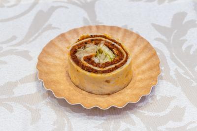 Salle de réception décorée avec une table dressée, un centre de table floral et une arche fleurie en arrière-plan.