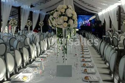 Miniature Location salle Rueil-Malmaison (Hauts-de-Seine) - Paris Country Club #27 Chambre d'hôtel lumineuse avec lit double, bureau bleu, fauteuil, télévision et balcon offrant une vue sur l'extérieur.