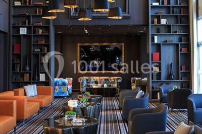 Miniature Location salle Rueil-Malmaison (Hauts-de-Seine) - Paris Country Club #9 Chambre d'hôtel lumineuse avec lit double, bureau bleu, fauteuil, télévision et balcon offrant une vue sur l'extérieur.