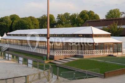 Miniature Location salle Rueil-Malmaison (Hauts-de-Seine) - Paris Country Club #26 Chambre d'hôtel lumineuse avec lit double, bureau bleu, fauteuil, télévision et balcon offrant une vue sur l'extérieur.