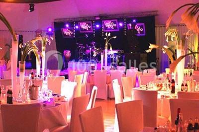 Miniature Location salle Rueil-Malmaison (Hauts-de-Seine) - Paris Country Club #7 Chambre d'hôtel lumineuse avec lit double, bureau bleu, fauteuil, télévision et balcon offrant une vue sur l'extérieur.