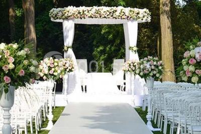 Miniature Location salle Rueil-Malmaison (Hauts-de-Seine) - Paris Country Club #19 Chambre d'hôtel lumineuse avec lit double, bureau bleu, fauteuil, télévision et balcon offrant une vue sur l'extérieur.