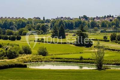 Miniature Location salle Rueil-Malmaison (Hauts-de-Seine) - Paris Country Club #20 Chambre d'hôtel lumineuse avec lit double, bureau bleu, fauteuil, télévision et balcon offrant une vue sur l'extérieur.