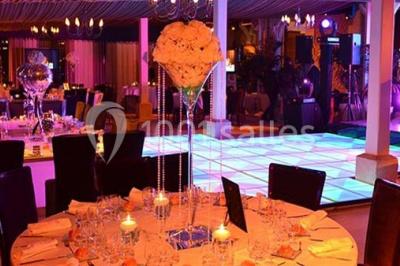 Miniature Location salle Rueil-Malmaison (Hauts-de-Seine) - Paris Country Club #31 Chambre d'hôtel lumineuse avec lit double, bureau bleu, fauteuil, télévision et balcon offrant une vue sur l'extérieur.