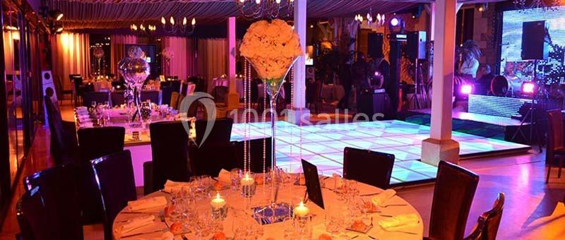 Location salle Rueil-Malmaison (Hauts-de-Seine) - Paris Country Club #31 Salle de réception décorée avec des tables élégantes, un éclairage coloré et une piste de danse illuminée.