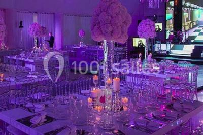 Miniature Location salle Rueil-Malmaison (Hauts-de-Seine) - Paris Country Club #22 Chambre d'hôtel lumineuse avec lit double, bureau bleu, fauteuil, télévision et balcon offrant une vue sur l'extérieur.