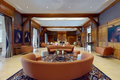 Miniature Location salle Rueil-Malmaison (Hauts-de-Seine) - Paris Country Club #13 Chambre d'hôtel lumineuse avec lit double, bureau bleu, fauteuil, télévision et balcon offrant une vue sur l'extérieur.